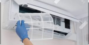 فني شركة قوة الطبيعة لتنظيف المكيفات