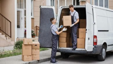 فريق شركة نقل عفش مجهز بأدوات التحميل والتغليف الحديثة.