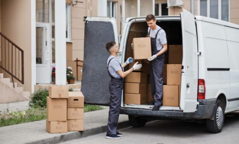 فريق شركة نقل عفش مجهز بأدوات التحميل والتغليف الحديثة.