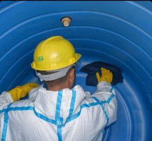 فني متخصص يقوم بعملية تنظيف وعزل خزانات المياه بالرياض