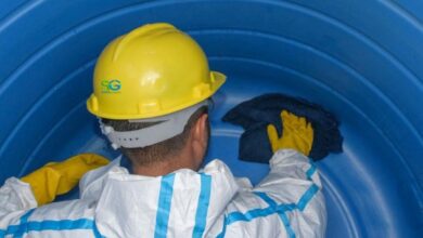عمال يقومون بعزل خزان مياه في الرياض باستخدام مواد عزل مائي لضمان حماية المياه من التسرب والتلوث