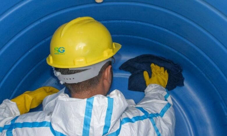 عمال يقومون بعزل خزان مياه في الرياض باستخدام مواد عزل مائي لضمان حماية المياه من التسرب والتلوث