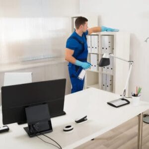 فني شركة تنظيف الفلل بالرياض يبتسم ويحمل أدوات التنظيف والتعقيم.