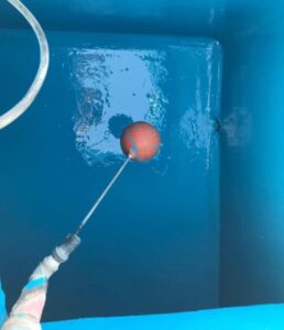 عملية عزل خزان مياه في الرياض باستخدام مواد عزل مائي وحراري لحماية الخزان ومنع التسرب وتحسين جودة المياه