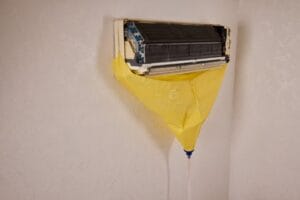استخدام كيس العزل الواقي أثناء تنظيف مكيفات سبليت بالرياض لحماية الجدران والأثاث