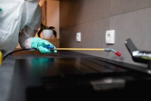 فني رش مبيدات بحي النرجس لمكافحة صراصير المطبخ