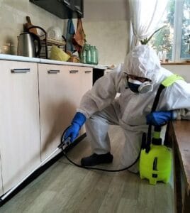 فني متخصص يقوم برش مبيدات النمل الأبيض في أركان المنازل بالرياض