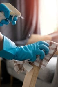 عملية تلميع وتعقيم الأثاث الخشبي بعناية فائقة في الرياض.