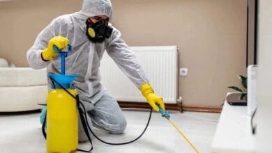 فني خبير يقوم بعملية مكافحة حشرات بحي النخيل باستخدام معدات آمنة.