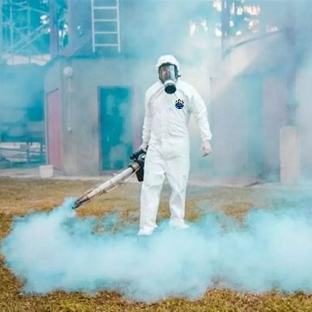 فني شركة قوة الطبيعة بزي الوقاية الكاملة أثناء تنفيذ عملية مكافحة حشرات غرب الرياض باستخدام تقنية الضباب الحراري.