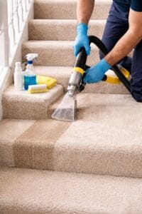 خطوات تنظيف سجاد وستائر بالرياض باستخدام ماكينة الشفط العميقة.