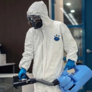 فني شركة قوة الطبيعة يقدم خدمات مكافحة حشرات احترافية في جنوب الرياض"