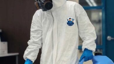 "فني شركة قوة الطبيعة يقوم بعملية رش مبيدات ومكافحة حشرات في حي العارض بالرياض باستخدام أجهزة الضباب الحراري"