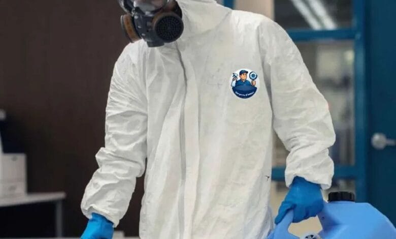 "فني شركة قوة الطبيعة يقوم بعملية رش مبيدات ومكافحة حشرات في حي العارض بالرياض باستخدام أجهزة الضباب الحراري"