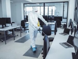 فني شركة قوة الطبيعة يقوم بتعقيم المكاتب ومكافحة الحشرات لضمان بيئة عمل آمنة في جنوب الرياض