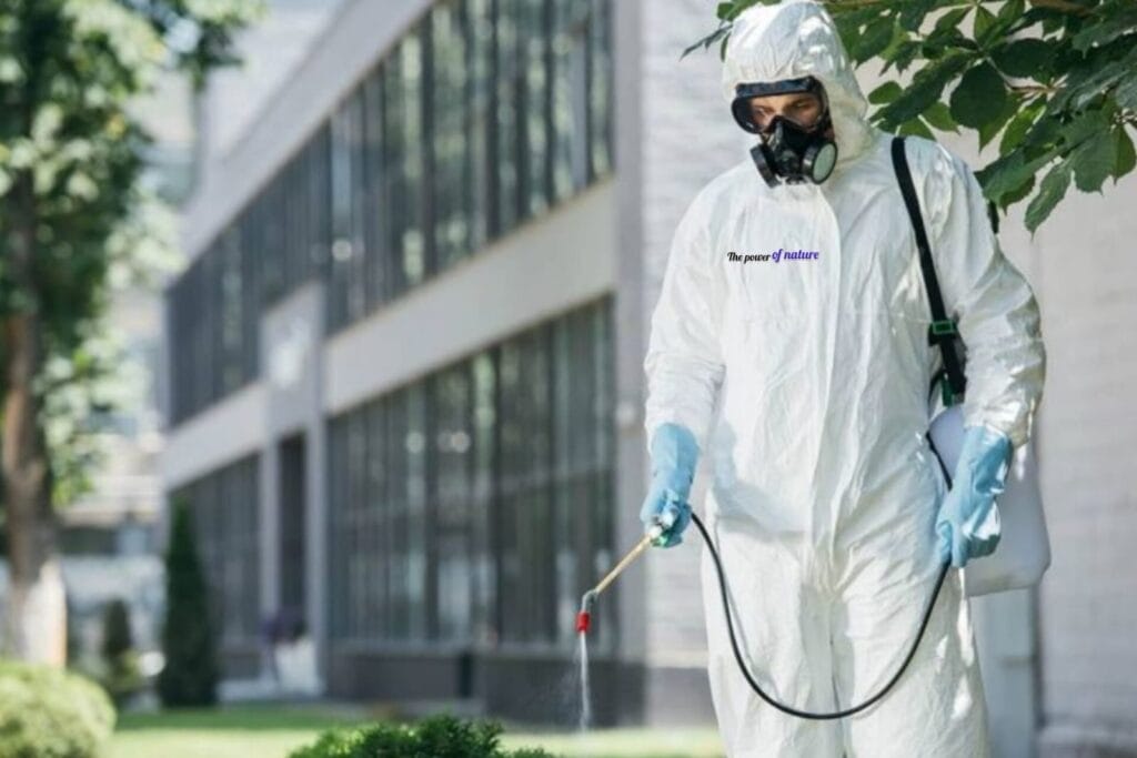 فني شركة قوة الطبيعة يقدم خدمة مكافحة حشرات بالدرعية باستخدام مبيدات آمنة.