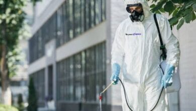 فني شركة قوة الطبيعة يقدم خدمة مكافحة حشرات بالدرعية باستخدام مبيدات آمنة.