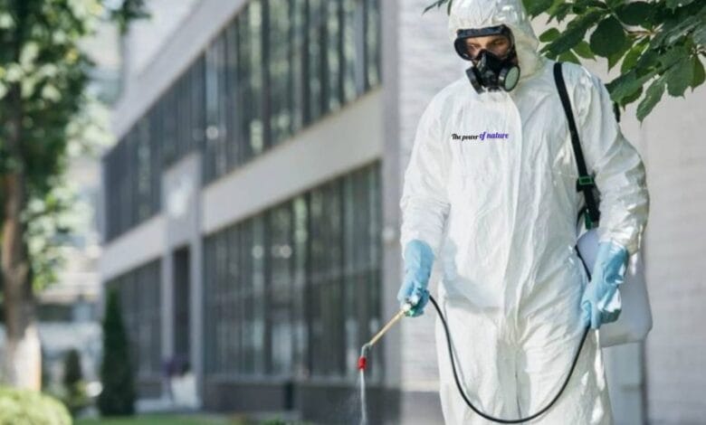 فني شركة قوة الطبيعة يقدم خدمة مكافحة حشرات بالدرعية باستخدام مبيدات آمنة.