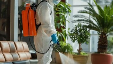 فني شركة قوة الطبيعة يقدم أرخص أسعار مكافحة الحشرات بالرياض مع الالتزام بالزي الواقي